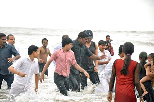 बड़े धूमधाम से विदा हुए लालबाग के राजा | वीडियो देखें