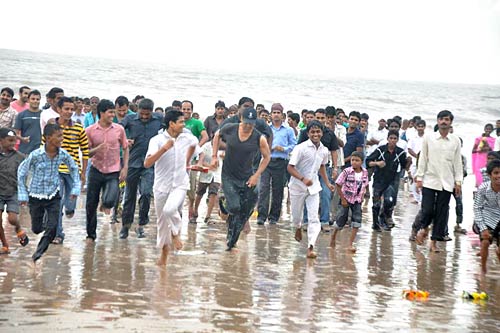 बड़े धूमधाम से विदा हुए लालबाग के राजा | वीडियो देखें