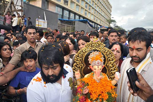 बड़े धूमधाम से विदा हुए लालबाग के राजा | वीडियो देखें