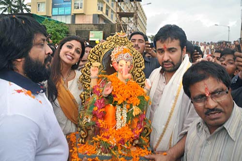 बड़े धूमधाम से विदा हुए लालबाग के राजा | वीडियो देखें