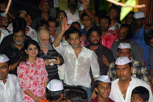 बड़े धूमधाम से विदा हुए लालबाग के राजा | वीडियो देखें