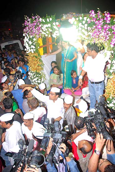 बड़े धूमधाम से विदा हुए लालबाग के राजा | वीडियो देखें