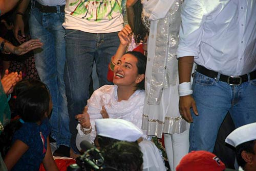 बड़े धूमधाम से विदा हुए लालबाग के राजा | वीडियो देखें