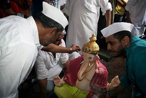 बड़े धूमधाम से विदा हुए लालबाग के राजा | वीडियो देखें