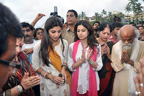 बड़े धूमधाम से विदा हुए लालबाग के राजा | वीडियो देखें