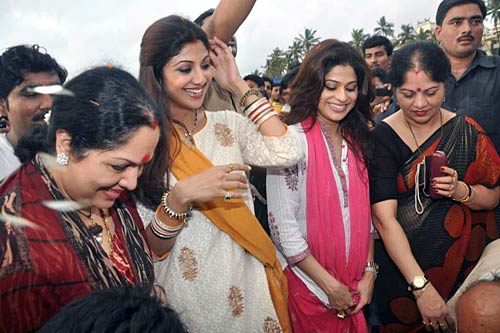 बड़े धूमधाम से विदा हुए लालबाग के राजा | वीडियो देखें