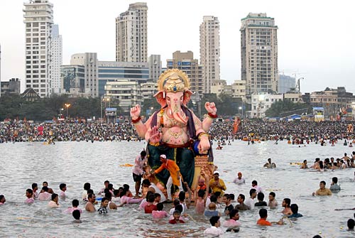 बड़े धूमधाम से विदा हुए लालबाग के राजा | वीडियो देखें