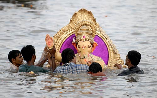 बड़े धूमधाम से विदा हुए लालबाग के राजा | वीडियो देखें