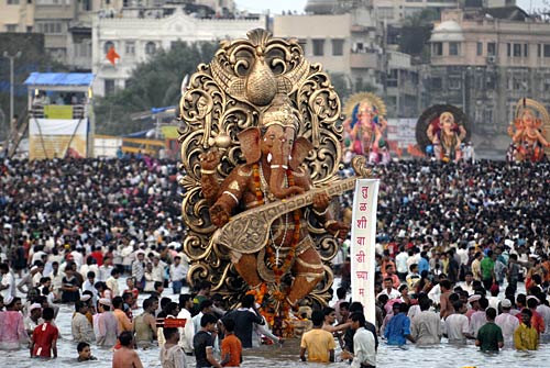 बड़े धूमधाम से विदा हुए लालबाग के राजा | वीडियो देखें