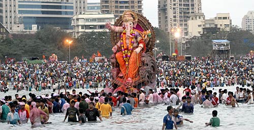 बड़े धूमधाम से विदा हुए लालबाग के राजा | वीडियो देखें