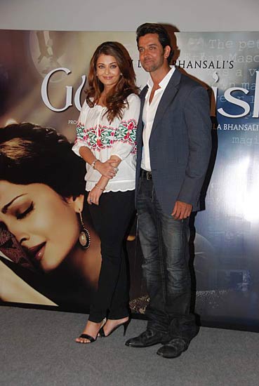 फिल्‍म 'गुजारिश' के प्रमोशन में जुटे ऐश-ऋतिक। अनदेखी तस्‍वीरें