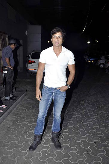 'अंजाना-अंजानी' की स्‍पेशल स्‍क्रीनिंग | 'अंजाना...' की पहली तस्वीर