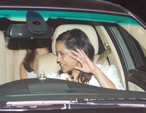 'अंजाना-अंजानी' की स्‍पेशल स्‍क्रीनिंग | 'अंजाना...' की पहली तस्वीर