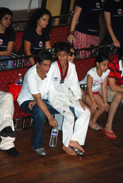 किसी से कम नहीं हैं किंग खान के बच्‍चे भी