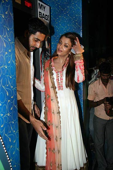 ‘रोबोट’ की स्‍पेशल स्‍क्रीनिंग | रजनीकांत से रोमांस!