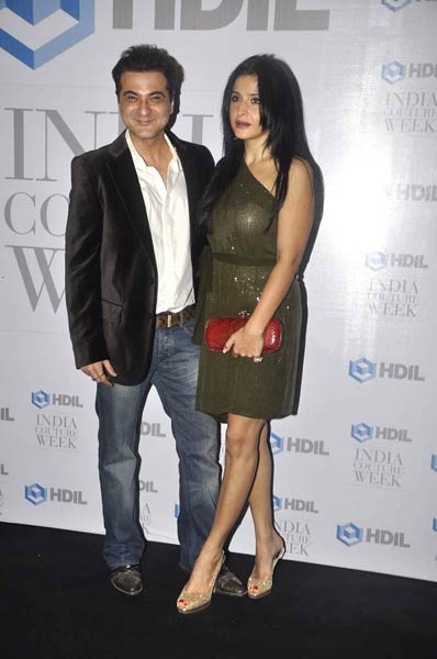 शाहरुख व गौरी के संग पार्टी में सितारे | किंग खान की पार्टी