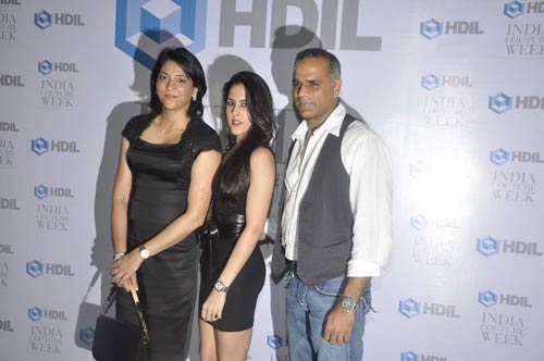 शाहरुख व गौरी के संग पार्टी में सितारे | किंग खान की पार्टी