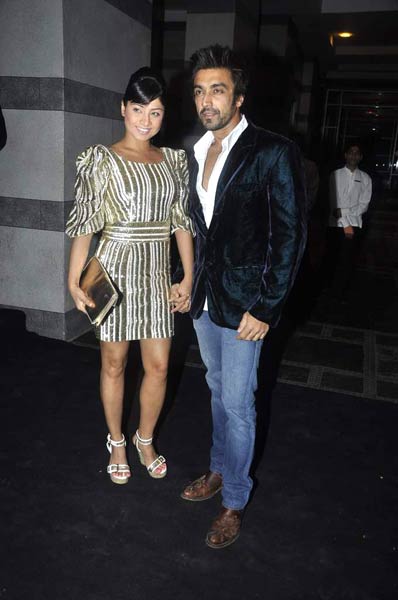 शाहरुख व गौरी के संग पार्टी में सितारे | किंग खान की पार्टी