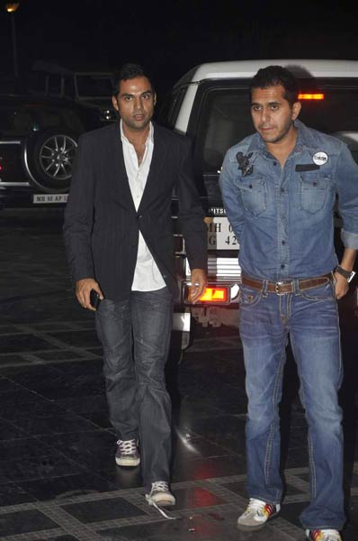 शाहरुख व गौरी के संग पार्टी में सितारे | किंग खान की पार्टी