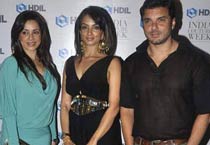 शाहरुख व गौरी के संग पार्टी में सितारे | किंग खान की पार्टी