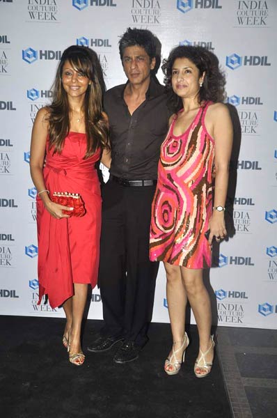 शाहरुख व गौरी के संग पार्टी में सितारे | किंग खान की पार्टी