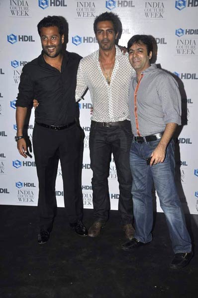 शाहरुख व गौरी के संग पार्टी में सितारे | किंग खान की पार्टी