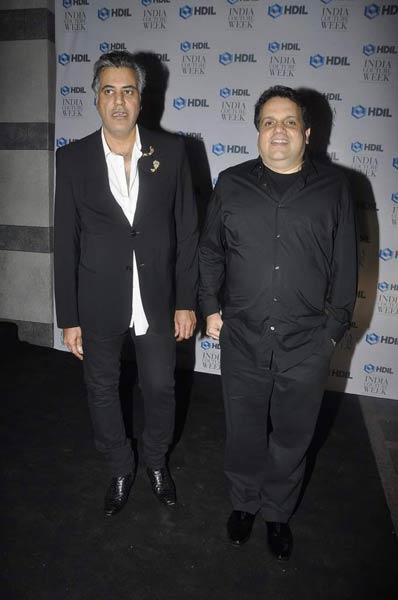 शाहरुख व गौरी के संग पार्टी में सितारे | किंग खान की पार्टी