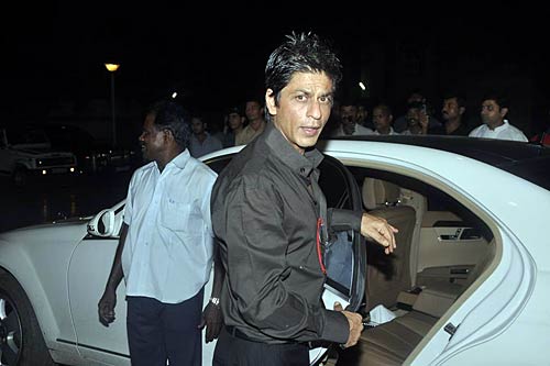 शाहरुख व गौरी के संग पार्टी में सितारे | किंग खान की पार्टी