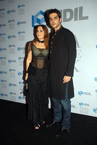 शाहरुख व गौरी के संग पार्टी में सितारे | किंग खान की पार्टी