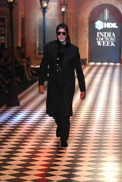 अमिताभ, शाहरुख और रितिक रैंप पर | किंग खान की पार्टी