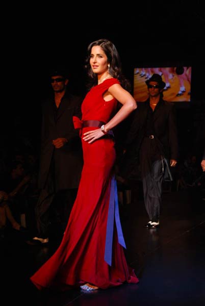 सलमान की 'बीइंग ह्यूमन' के लिए रैंप पर परियां | रैंप पर सितारे