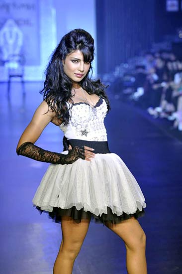 सलमान की 'बीइंग ह्यूमन' के लिए रैंप पर परियां | रैंप पर सितारे