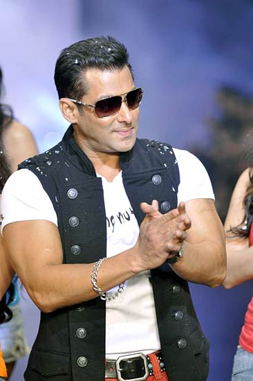 सलमान की 'बीइंग ह्यूमन' के लिए रैंप पर परियां | रैंप पर सितारे