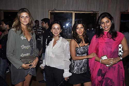 फैशनवीक में करीना और करिश्‍मा | एचडीआईएल फैशन वीक