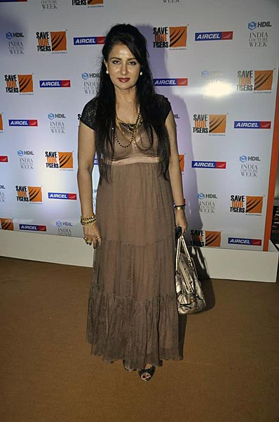 फैशनवीक में करीना और करिश्‍मा | एचडीआईएल फैशन वीक