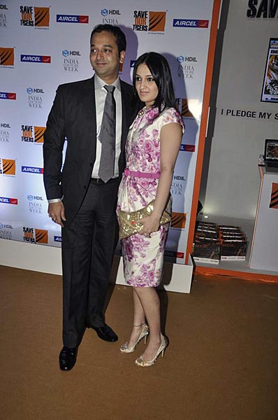 फैशनवीक में करीना और करिश्‍मा | एचडीआईएल फैशन वीक