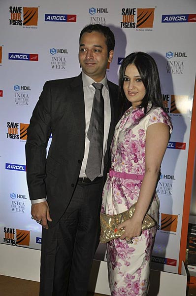 फैशनवीक में करीना और करिश्‍मा | एचडीआईएल फैशन वीक