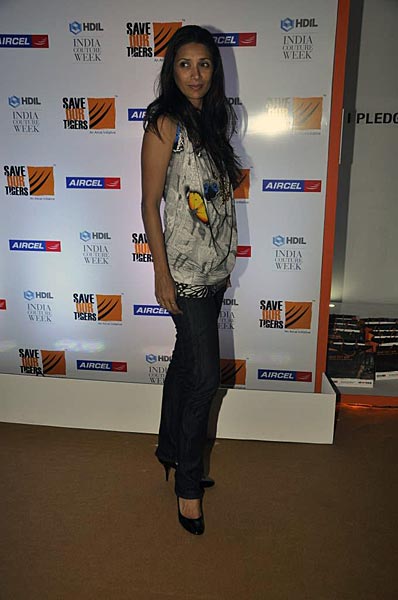 फैशनवीक में करीना और करिश्‍मा | एचडीआईएल फैशन वीक