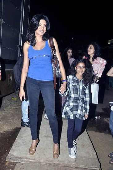 फैशनवीक में करीना और करिश्‍मा | एचडीआईएल फैशन वीक