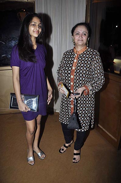 फैशनवीक में करीना और करिश्‍मा | एचडीआईएल फैशन वीक