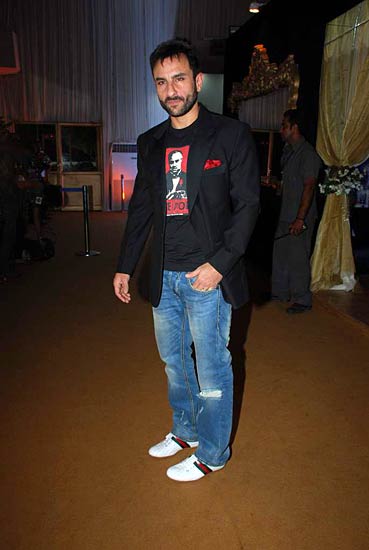 फैशनवीक में करीना और करिश्‍मा | एचडीआईएल फैशन वीक