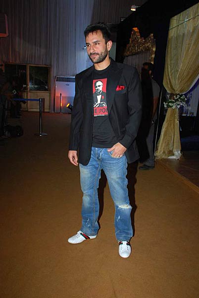 फैशनवीक में करीना और करिश्‍मा | एचडीआईएल फैशन वीक