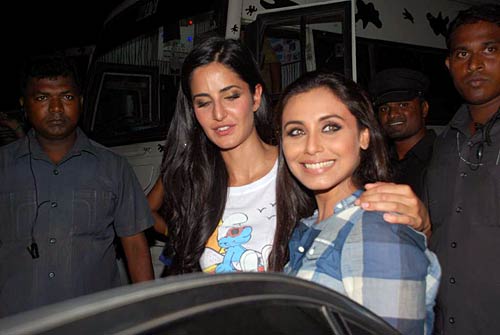 फैशनवीक में करीना और करिश्‍मा | एचडीआईएल फैशन वीक