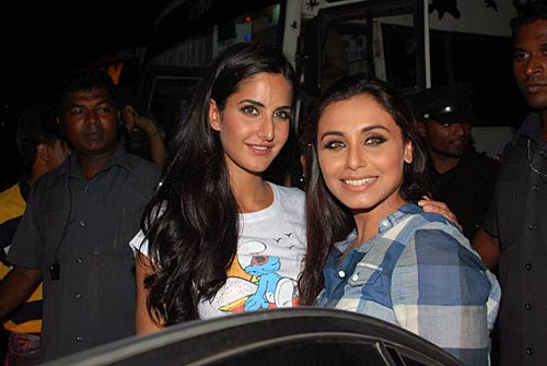 फैशनवीक में करीना और करिश्‍मा | एचडीआईएल फैशन वीक