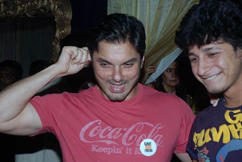 फैशनवीक में करीना और करिश्‍मा | एचडीआईएल फैशन वीक