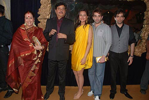 फैशनवीक में करीना और करिश्‍मा | एचडीआईएल फैशन वीक