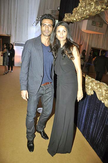 फैशनवीक में करीना और करिश्‍मा | एचडीआईएल फैशन वीक