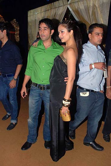 फैशनवीक में करीना और करिश्‍मा | एचडीआईएल फैशन वीक