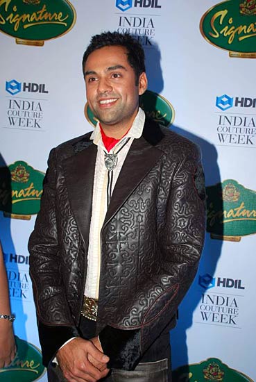 फैशनवीक में करीना और करिश्‍मा | एचडीआईएल फैशन वीक