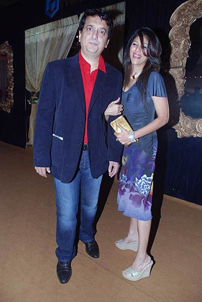 फैशनवीक में करीना और करिश्‍मा | एचडीआईएल फैशन वीक